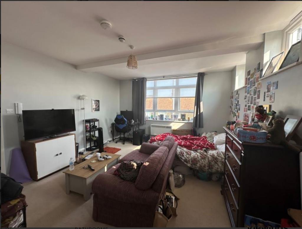 Lot: 187 - FIRST FLOOR STUDIO FLAT IN SEAFRONT LOCATION - Studio space with south facing windows